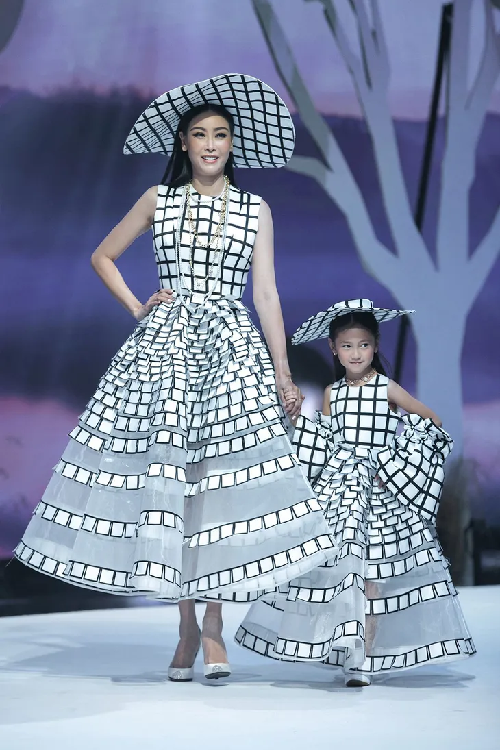Hà Kiều Anh, Vy Oanh, Thúy Diễm đưa con lên sàn catwalk - Ảnh 5. Hà Kiều Anh, Vy Oanh, Thúy Diễm đưa con lên sàn catwalk - Ảnh 5.