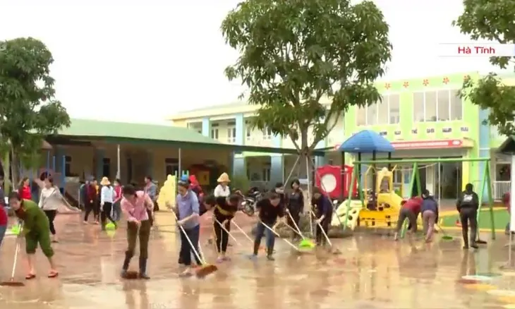 Nước lũ rút, côn trùng, rắn rết bò khắp nơi trong trường học, trạm y tế - Ảnh 2. Nước lũ rút, côn trùng, rắn rết bò khắp nơi trong trường học, trạm y tế - Ảnh 2.
