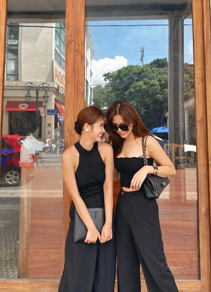 Huyền Lizzie - Phanh Lee diện đồ đôi sang chảnh cực giống chị em - Ảnh 8. Huyền Lizzie - Phanh Lee diện đồ đôi sang chảnh cực giống chị em - Ảnh 8.