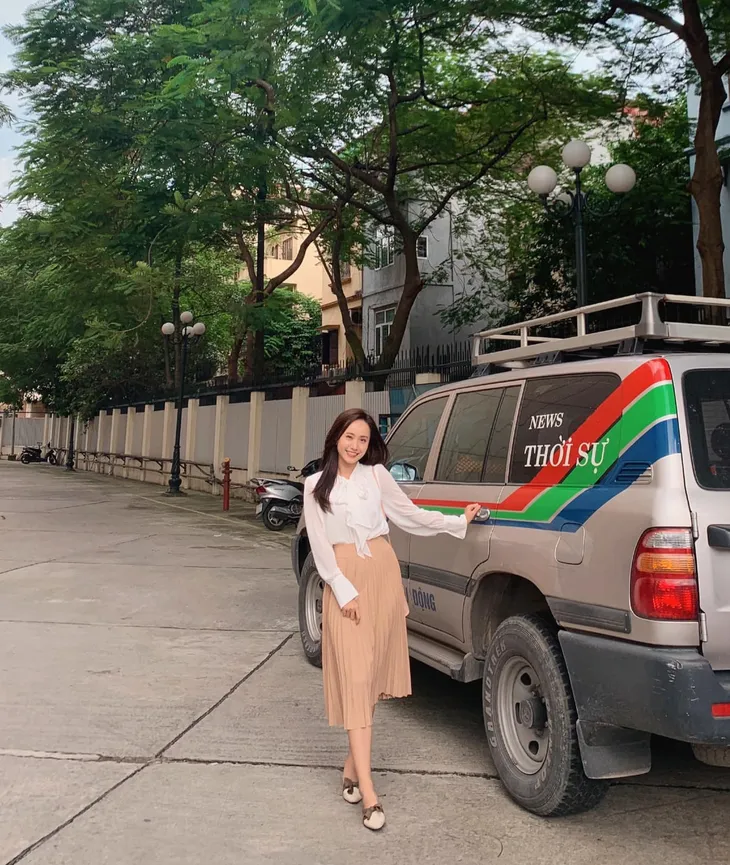 Ngắm các nữ BTV, MC diện váy dài xếp ly bất chấp mọi thời tiết - Ảnh 12. Ngắm các nữ BTV, MC diện váy dài xếp ly bất chấp mọi thời tiết - Ảnh 12.