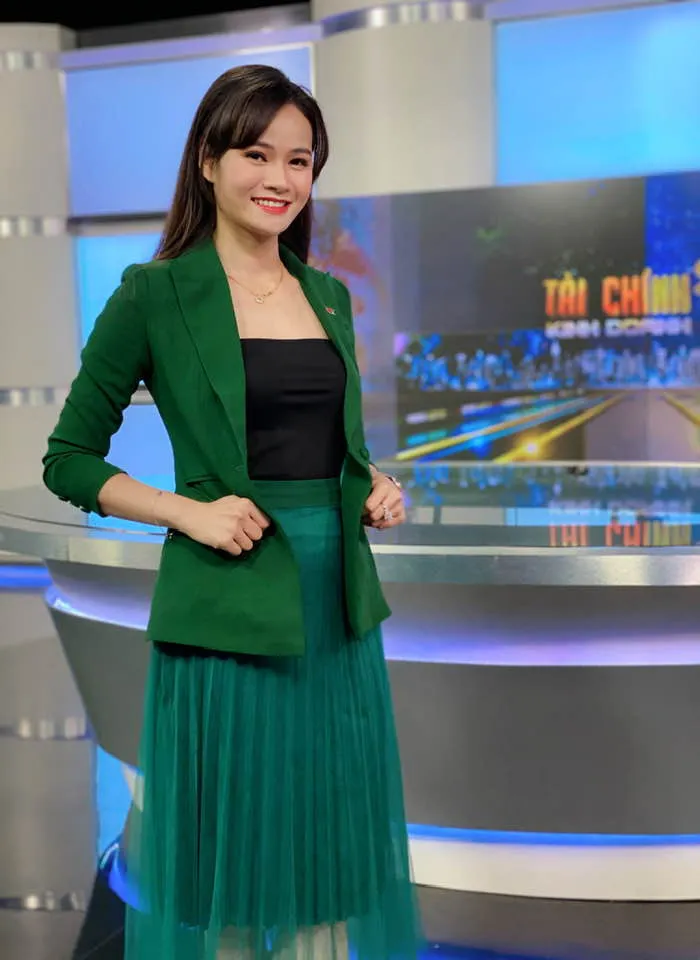 Ngắm các nữ BTV, MC diện váy dài xếp ly bất chấp mọi thời tiết - Ảnh 5. Ngắm các nữ BTV, MC diện váy dài xếp ly bất chấp mọi thời tiết - Ảnh 5.