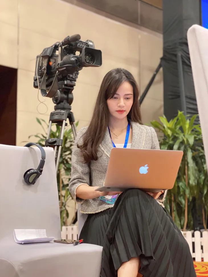 Ngắm các nữ BTV, MC diện váy dài xếp ly bất chấp mọi thời tiết - Ảnh 6. Ngắm các nữ BTV, MC diện váy dài xếp ly bất chấp mọi thời tiết - Ảnh 6.