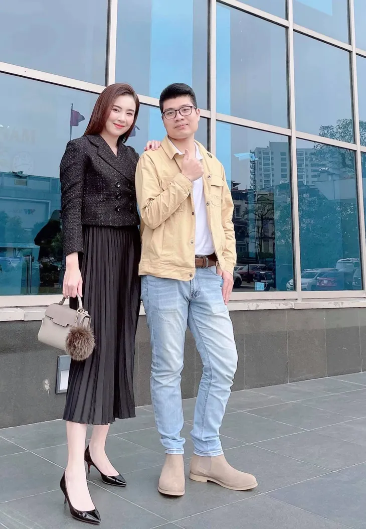 Ngắm các nữ BTV, MC diện váy dài xếp ly bất chấp mọi thời tiết - Ảnh 2. Ngắm các nữ BTV, MC diện váy dài xếp ly bất chấp mọi thời tiết - Ảnh 2.