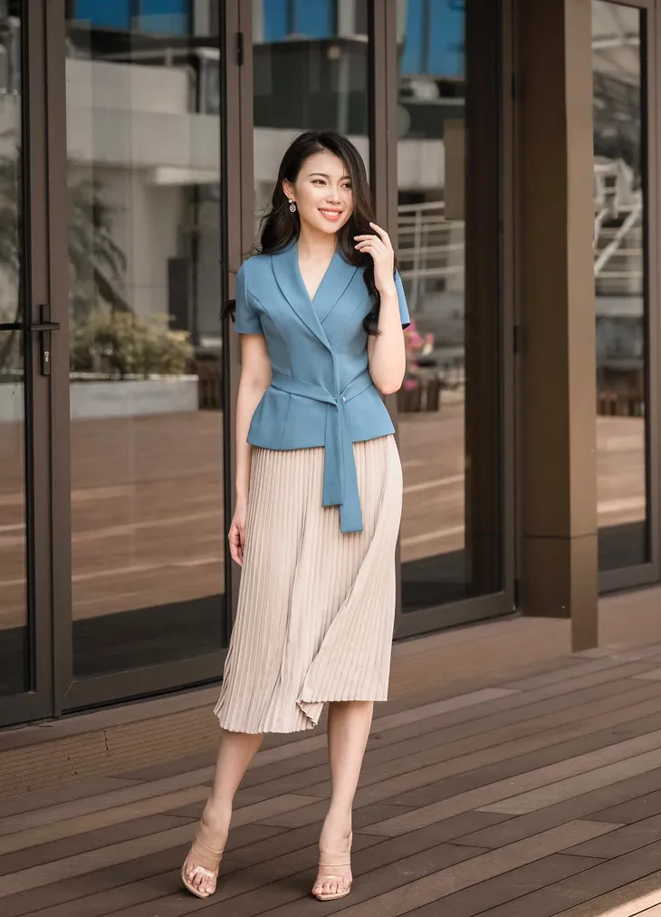 Ngắm các nữ BTV, MC diện váy dài xếp ly bất chấp mọi thời tiết - Ảnh 11. Ngắm các nữ BTV, MC diện váy dài xếp ly bất chấp mọi thời tiết - Ảnh 11.