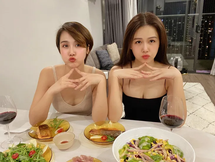 Huyền Lizzie - Phanh Lee diện đồ đôi sang chảnh cực giống chị em - Ảnh 5. Huyền Lizzie - Phanh Lee diện đồ đôi sang chảnh cực giống chị em - Ảnh 5.