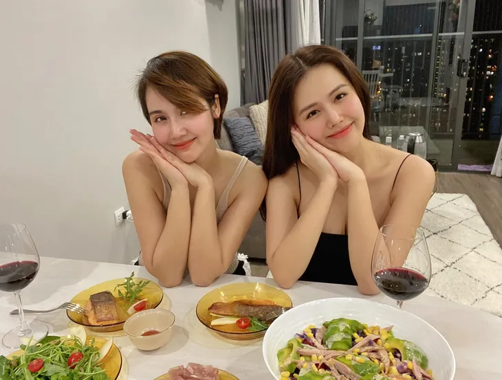 Huyền Lizzie - Phanh Lee diện đồ đôi sang chảnh cực giống chị em - Ảnh 4. Huyền Lizzie - Phanh Lee diện đồ đôi sang chảnh cực giống chị em - Ảnh 4.