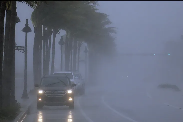 Bão Eta đổ bộ vào Florida, gây ngập lụt nghiêm trọng - Ảnh 2. Bão Eta đổ bộ vào Florida, gây ngập lụt nghiêm trọng - Ảnh 2.