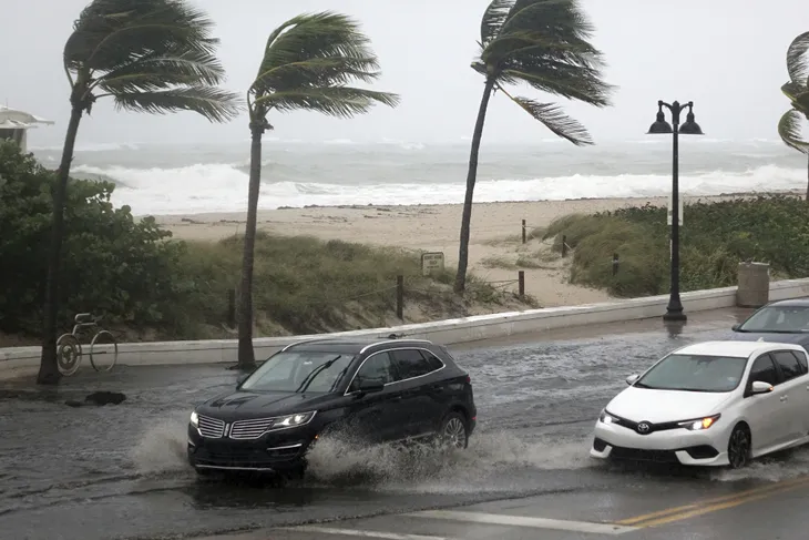 Bão Eta đổ bộ vào Florida, gây ngập lụt nghiêm trọng - Ảnh 1. Bão Eta đổ bộ vào Florida, gây ngập lụt nghiêm trọng - Ảnh 1.