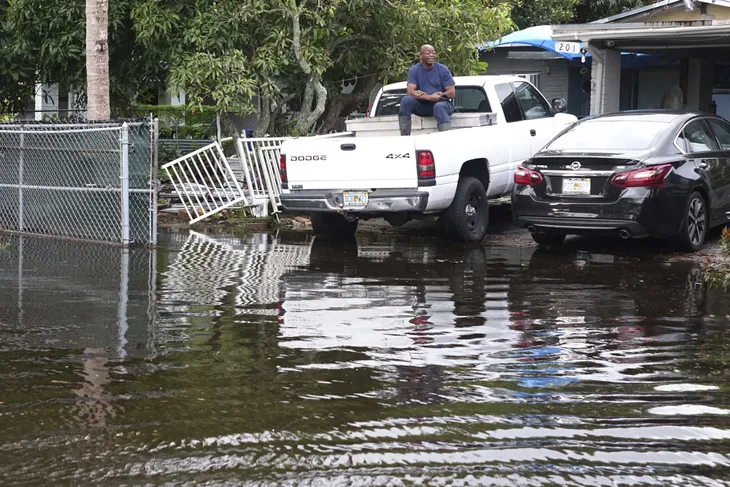 Bão Eta đổ bộ vào Florida, gây ngập lụt nghiêm trọng - Ảnh 3. Bão Eta đổ bộ vào Florida, gây ngập lụt nghiêm trọng - Ảnh 3.