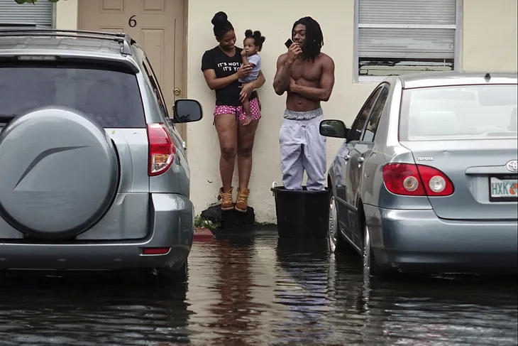 Bão Eta đổ bộ vào Florida, gây ngập lụt nghiêm trọng - Ảnh 4. Bão Eta đổ bộ vào Florida, gây ngập lụt nghiêm trọng - Ảnh 4.