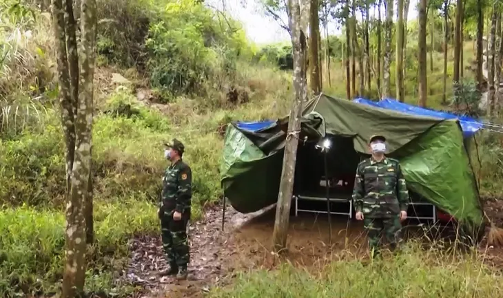 Ăn lán, ngủ rừng, bám trụ biên giới để ngăn ngừa dịch bệnh - Ảnh 1. Ăn lán, ngủ rừng, bám trụ biên giới để ngăn ngừa dịch bệnh - Ảnh 1.