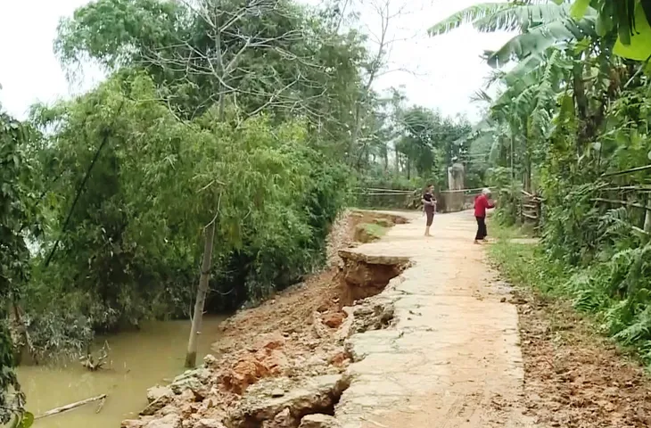 Nhiều tuyến đường ở Hà Tĩnh bị sạt lở gây chia cắt giao thông - Ảnh 1. Nhiều tuyến đường ở Hà Tĩnh bị sạt lở gây chia cắt giao thông - Ảnh 1.