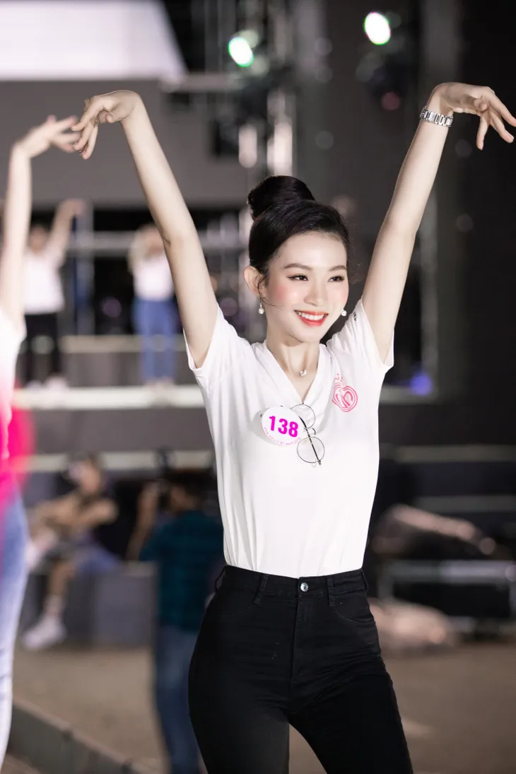 Hoa hậu Đỗ Mỹ Linh, Tiểu Vy để mặt mộc tổng duyệt đêm thi Người đẹp thời trang - Ảnh 2. Hoa hậu Đỗ Mỹ Linh, Tiểu Vy để mặt mộc tổng duyệt đêm thi Người đẹp thời trang - Ảnh 2.