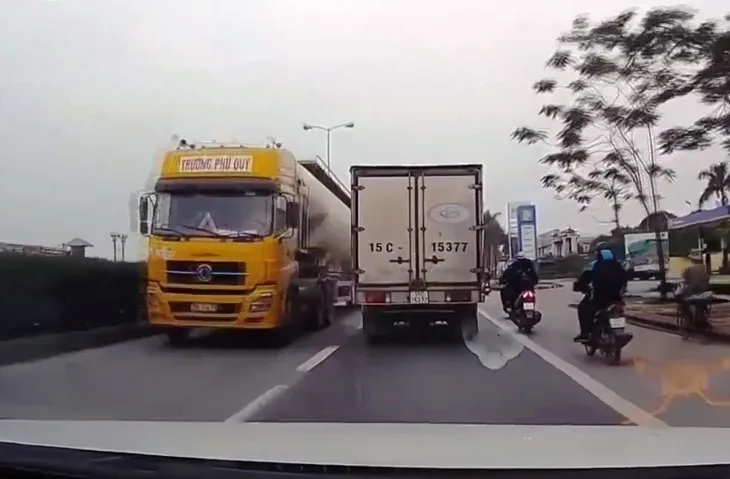 Xe bồn ngang nhiên chạy ngược chiều trên QL5 - Ảnh 1. Xe bồn ngang nhiên chạy ngược chiều trên QL5 - Ảnh 1.