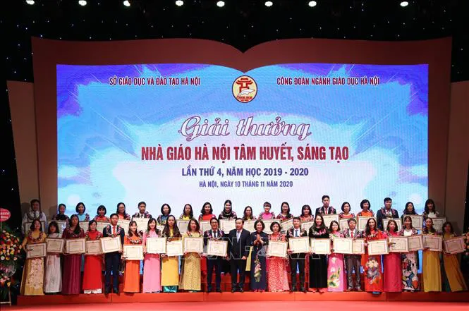 Tuyên dương các điển hình tiên tiến, nhà giáo mẫu mực tiêu biểu của Thủ đô năm 2020 - Ảnh 3. Tuyên dương các điển hình tiên tiến, nhà giáo mẫu mực tiêu biểu của Thủ đô năm 2020 - Ảnh 3.