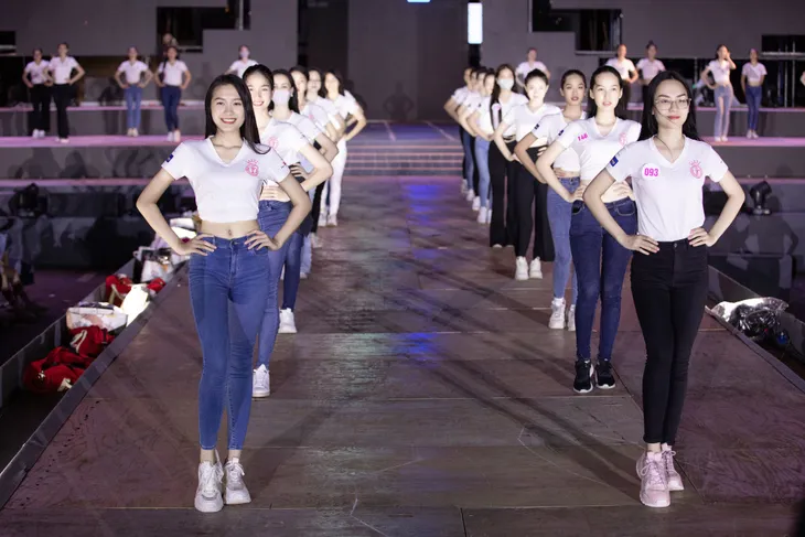Hoa hậu Đỗ Mỹ Linh, Tiểu Vy để mặt mộc tổng duyệt đêm thi Người đẹp thời trang - Ảnh 3. Hoa hậu Đỗ Mỹ Linh, Tiểu Vy để mặt mộc tổng duyệt đêm thi Người đẹp thời trang - Ảnh 3.