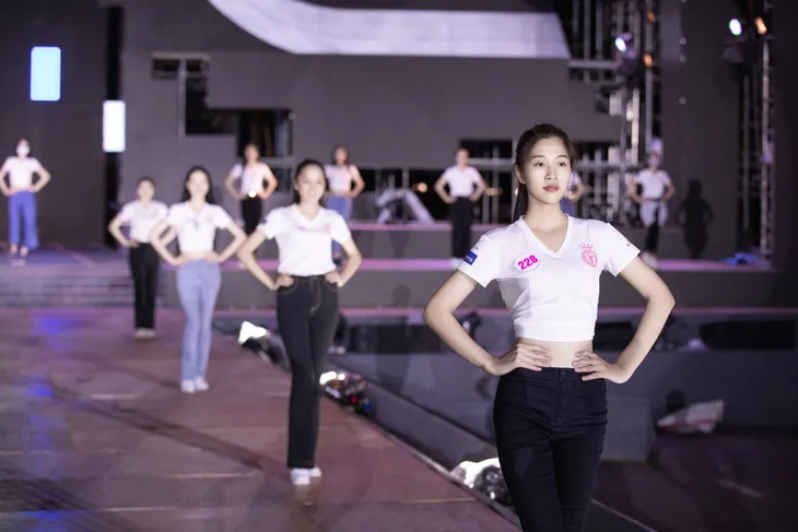 Hoa hậu Đỗ Mỹ Linh, Tiểu Vy để mặt mộc tổng duyệt đêm thi Người đẹp thời trang - Ảnh 1. Hoa hậu Đỗ Mỹ Linh, Tiểu Vy để mặt mộc tổng duyệt đêm thi Người đẹp thời trang - Ảnh 1.