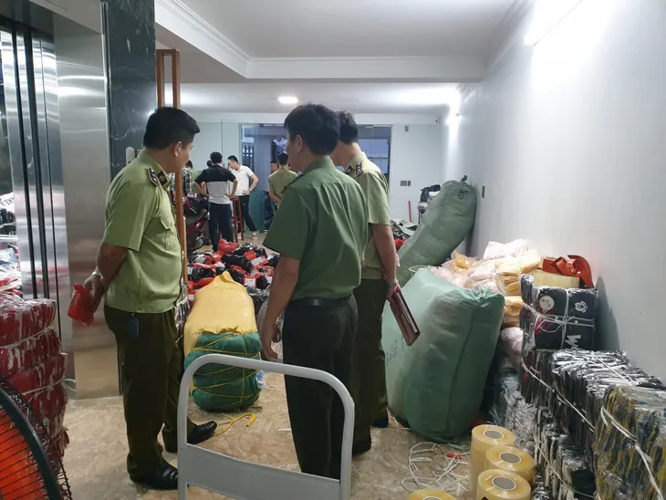 Phát hiện kho hàng thời trang nhập lậu cực lớn tại Quảng Ninh - Ảnh 1. Phát hiện kho hàng thời trang nhập lậu cực lớn tại Quảng Ninh - Ảnh 1.