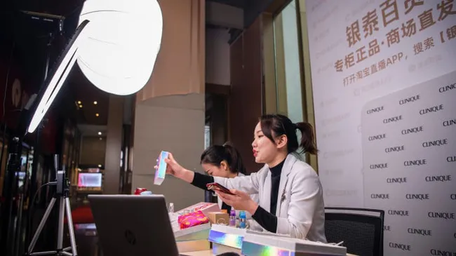 Mua hàng trực tuyến: Lợi hay hại? - Ảnh 1. Mua hàng trực tuyến: Lợi hay hại? - Ảnh 1.