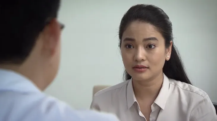 Lửa ấm - Tập 30: Thủy được bác sĩ điển trai săn đón ở bệnh viện mới - Ảnh 2. Lửa ấm - Tập 30: Thủy được bác sĩ điển trai săn đón ở bệnh viện mới - Ảnh 2.