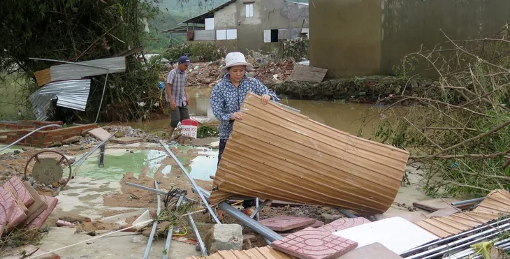 Nhiều nơi ở Phú Yên, Bình Định bị chia cắt do ngập lụt - Ảnh 1. Nhiều nơi ở Phú Yên, Bình Định bị chia cắt do ngập lụt - Ảnh 1.