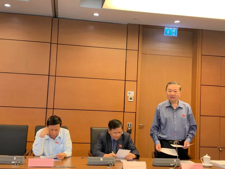 Cho ông già, anh hiệp sĩ bỏ vợ con để đi nghĩa hiệp, chống tội phạm theo kiểu tự phát là không ổn - Ảnh 1. Cho ông già, anh hiệp sĩ bỏ vợ con để đi nghĩa hiệp, chống tội phạm theo kiểu tự phát là không ổn - Ảnh 1.