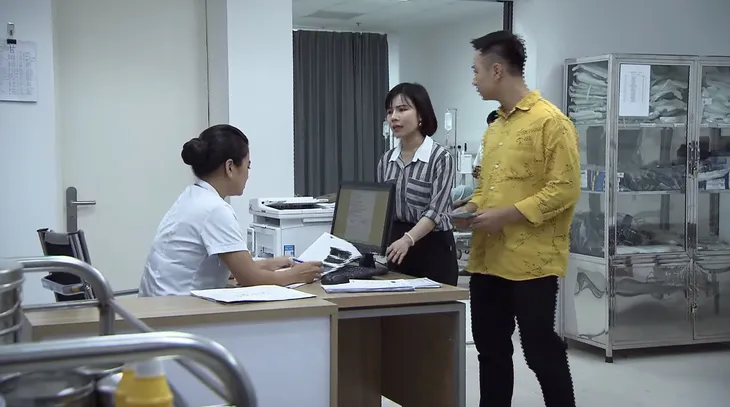 Lửa ấm - Tập 31: Tỏ thái độ khó chịu, Thủy bị người nhà bệnh nhân bức xúc - Ảnh 2. Lửa ấm - Tập 31: Tỏ thái độ khó chịu, Thủy bị người nhà bệnh nhân bức xúc - Ảnh 2.