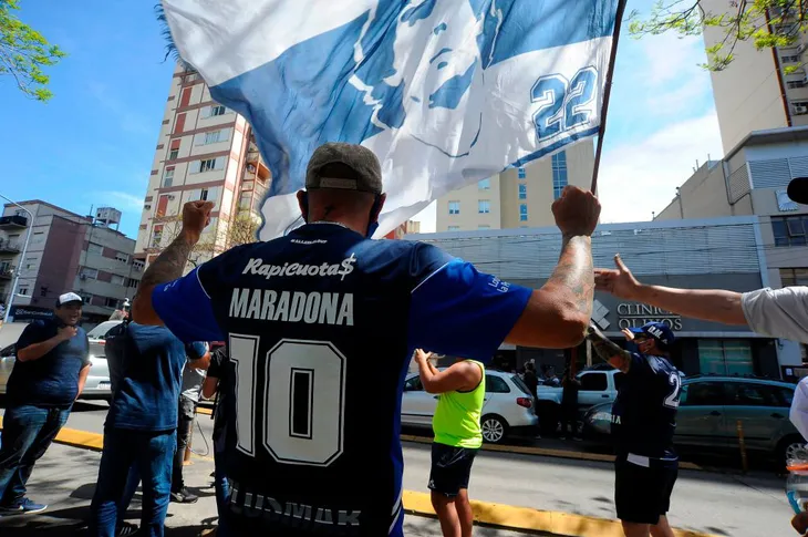 Huyền thoại Diego Maradona ra viện sau ca phẫu thuật não - Ảnh 1. Huyền thoại Diego Maradona ra viện sau ca phẫu thuật não - Ảnh 1.