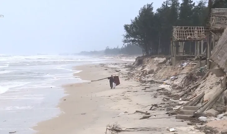 Đê biển sạt lở nghiêm trọng gây thiệt hại hàng trăm tỷ đồng tại Quảng Trị - Ảnh 1. Đê biển sạt lở nghiêm trọng gây thiệt hại hàng trăm tỷ đồng tại Quảng Trị - Ảnh 1.