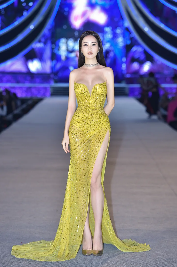 Thụy Vân khoe dáng nóng bỏng bên dàn Hoa hậu, Á hậu - Ảnh 1. Thụy Vân khoe dáng nóng bỏng bên dàn Hoa hậu, Á hậu - Ảnh 1.