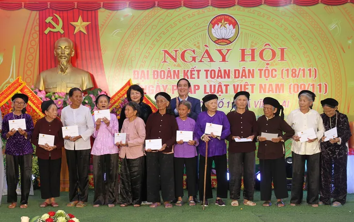 Phó Chủ tịch nước dự Đại hội thi đua yêu nước tỉnh Phú Thọ lần thứ VI - Ảnh 2. Phó Chủ tịch nước dự Đại hội thi đua yêu nước tỉnh Phú Thọ lần thứ VI - Ảnh 2.
