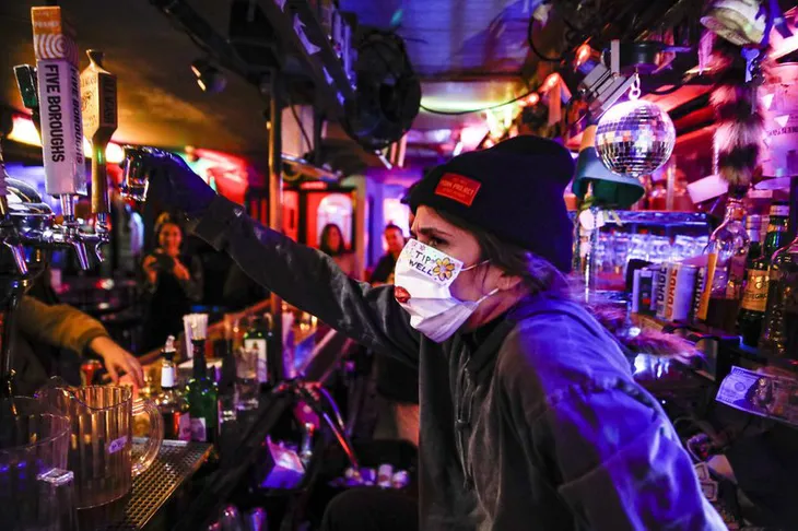 Hàng nghìn ca mắc COVID-19 mới mỗi ngày, New York hạn chế dịch vụ nhà hàng, quán bar - Ảnh 1. Hàng nghìn ca mắc COVID-19 mới mỗi ngày, New York hạn chế dịch vụ nhà hàng, quán bar - Ảnh 1.