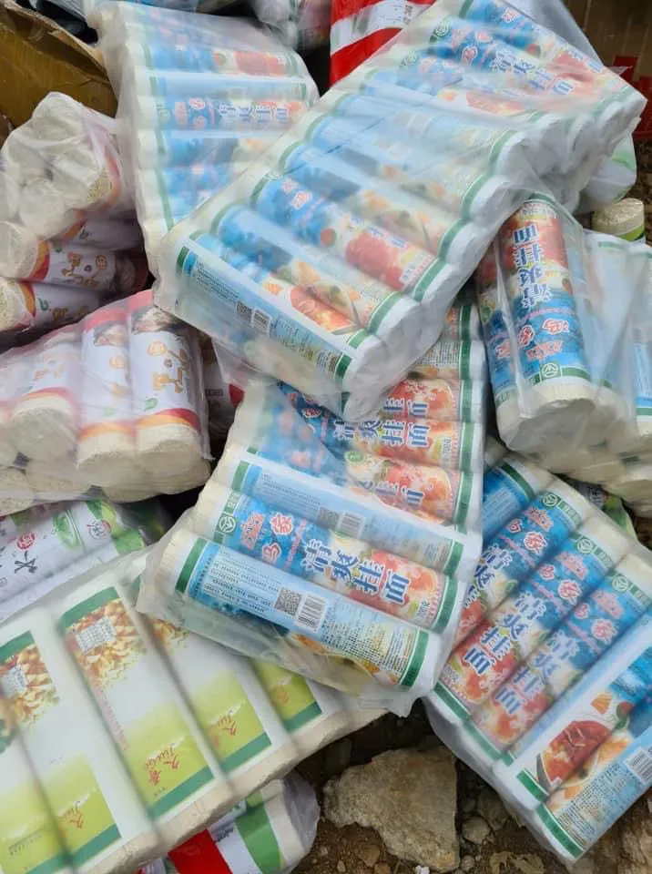 Tiêu huỷ 3 tấn thực phẩm, hàng nghìn sản phẩm mỹ phẩm, tinh dầu thuốc lá điện tử nhập lậu - Ảnh 1. Tiêu huỷ 3 tấn thực phẩm, hàng nghìn sản phẩm mỹ phẩm, tinh dầu thuốc lá điện tử nhập lậu - Ảnh 1.