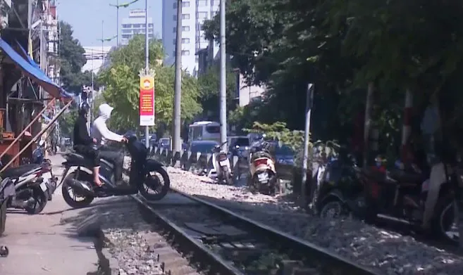 Hết năm 2020, Hà Nội xóa sổ lối đi tự mở qua đường sắt - Ảnh 1. Hết năm 2020, Hà Nội xóa sổ lối đi tự mở qua đường sắt - Ảnh 1.