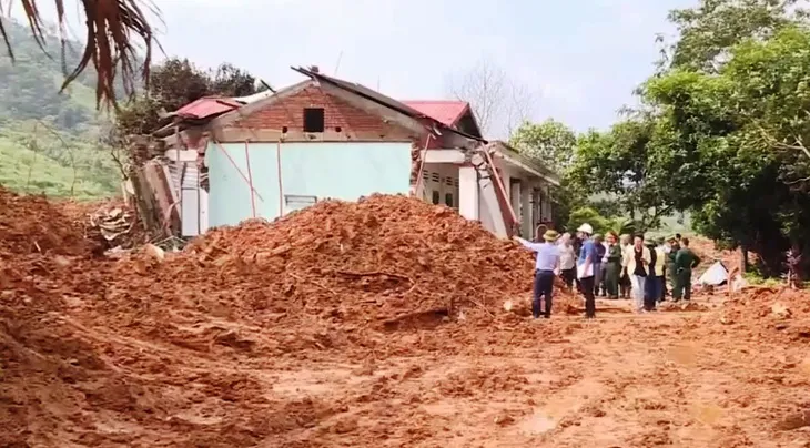 Giải pháp nào cho người dân vùng sạt lở núi? - Ảnh 1. Giải pháp nào cho người dân vùng sạt lở núi? - Ảnh 1.