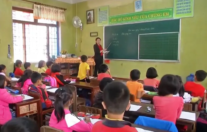 Các trường vùng lũ khó đuổi kịp chương trình học - Ảnh 2.