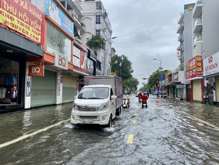 Lật ghe khi thả lưới bắt cá, 2 người thiệt mạng - Ảnh 2. Lật ghe khi thả lưới bắt cá, 2 người thiệt mạng - Ảnh 2.