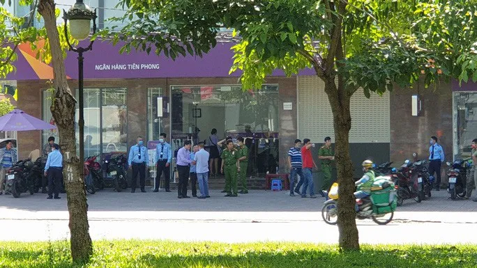 Thanh niên tẩm xăng cướp ngân hàng, tự thiêu khi bị truy bắt ở TP.HCM - Ảnh 1. Thanh niên tẩm xăng cướp ngân hàng, tự thiêu khi bị truy bắt ở TP.HCM - Ảnh 1.