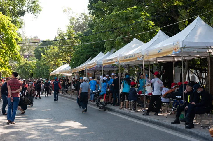 Hơn 500 vận động viên sôi nổi so tài tại Lễ hội Bơi chải Thuyền rồng Hà Nội 2020 - Ảnh 13.