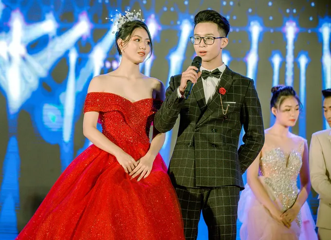 Nam sinh thanh lịch Trần Phú – Hoàn Kiếm mặc áo dài vẽ hình ngôi trường thân yêu - Ảnh 9. Nam sinh thanh lịch Trần Phú – Hoàn Kiếm mặc áo dài vẽ hình ngôi trường thân yêu - Ảnh 9.