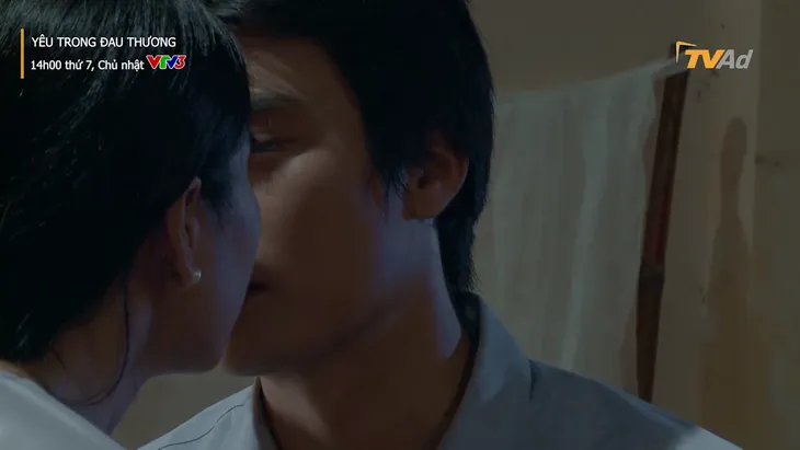 Yêu trong đau thương - Tập 32: Sau khi suýt đâm chết vợ bé, vợ cả trao nụ hôn cho em chồng - Ảnh 7. Yêu trong đau thương - Tập 32: Sau khi suýt đâm chết vợ bé, vợ cả trao nụ hôn cho em chồng - Ảnh 7.