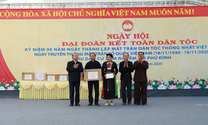 Đồng chí Trần Quốc Vượng dự Ngày hội Đại đoàn kết tại Thái Nguyên - Ảnh 2. Đồng chí Trần Quốc Vượng dự Ngày hội Đại đoàn kết tại Thái Nguyên - Ảnh 2.