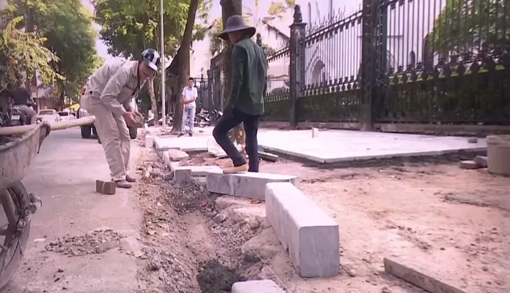 Đến hẹn lại lên, Hà Nội lại lát vỉa hè dù dùng đá độ bền 70 năm - Ảnh 1. Đến hẹn lại lên, Hà Nội lại lát vỉa hè dù dùng đá độ bền 70 năm - Ảnh 1.