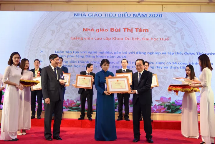 Tôn vinh 183 nhà giáo tiêu biểu năm 2020 - Ảnh 5. Tôn vinh 183 nhà giáo tiêu biểu năm 2020 - Ảnh 5.