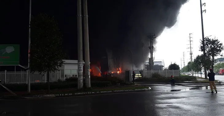 Cháy lớn tại công ty sản xuất nhựa xốp ở khu công nghiệp Vân Trung - Ảnh 1. Cháy lớn tại công ty sản xuất nhựa xốp ở khu công nghiệp Vân Trung - Ảnh 1.