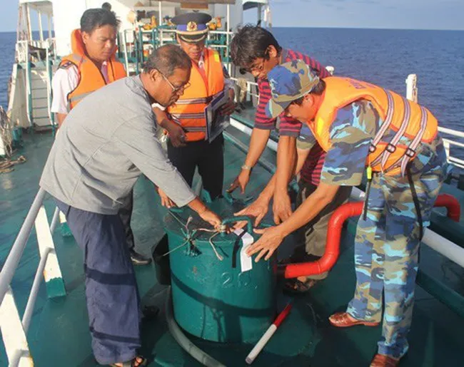 Buôn lậu xăng dầu trên biển ngày càng trắng trợn, tinh vi - Ảnh 1. Buôn lậu xăng dầu trên biển ngày càng trắng trợn, tinh vi - Ảnh 1.