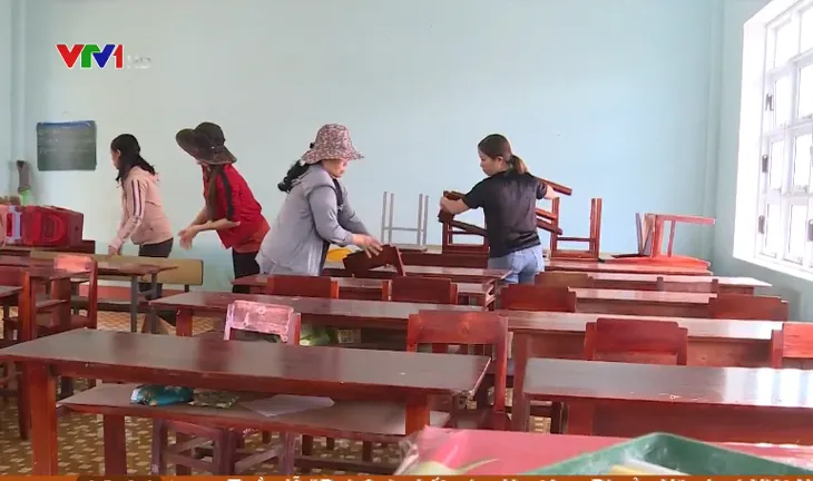 Khẩn trương dọn dẹp trường lớp sau bão để đón học sinh trở lại - Ảnh 1. Khẩn trương dọn dẹp trường lớp sau bão để đón học sinh trở lại - Ảnh 1.