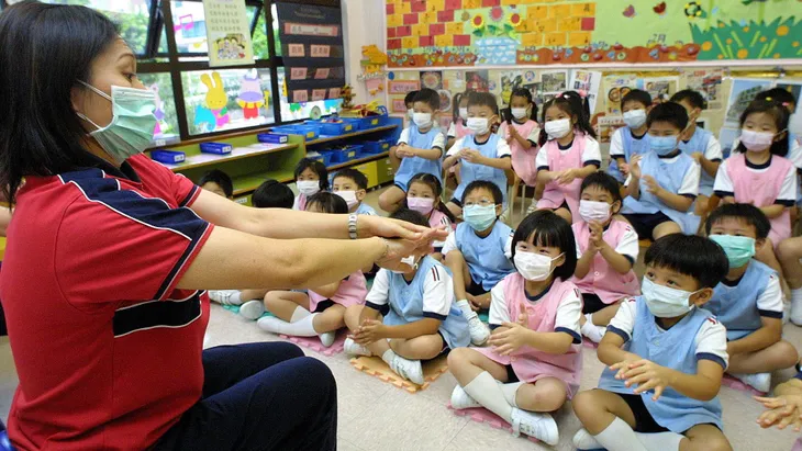 Hàng loạt cụm dịch bệnh hô hấp bùng phát tại trường học ở Hong Kong (Trung Quốc) - Ảnh 1. Hàng loạt cụm dịch bệnh hô hấp bùng phát tại trường học ở Hong Kong (Trung Quốc) - Ảnh 1.