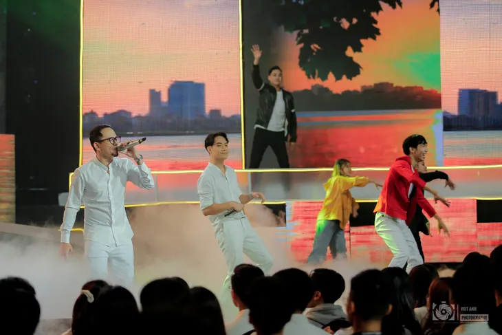 Xúc động Gala Người bạn đường lan tỏa thông điệp ý nghĩa về an toàn giao thông - Ảnh 18. Xúc động Gala Người bạn đường lan tỏa thông điệp ý nghĩa về an toàn giao thông - Ảnh 18.