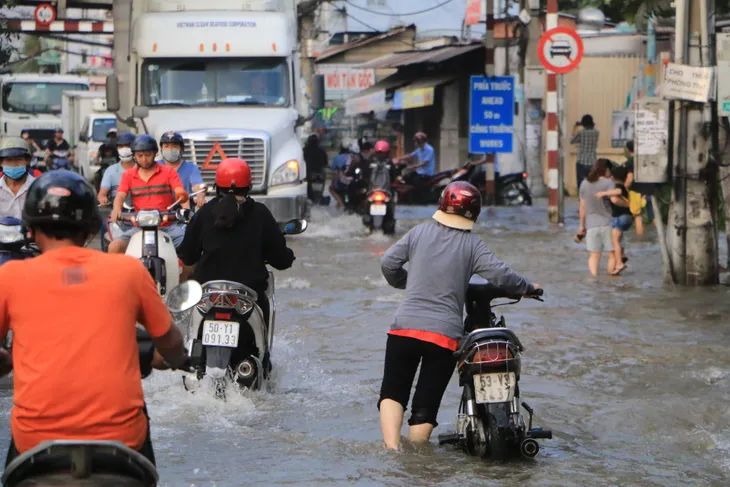 Triều cường đạt đỉnh, người dân TP.HCM bì bõm lội sông - Ảnh 2. Triều cường đạt đỉnh, người dân TP.HCM bì bõm lội sông - Ảnh 2.